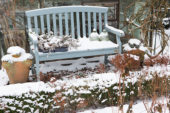 Tuinbank in de sneeuw