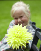 Meisje met dahlia