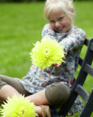 Meisje met dahlia