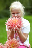 Meisje met dahlia