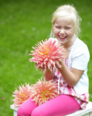 Meisje met dahlia