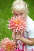 Meisje met dahlia