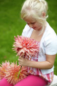 Meisje met dahlia