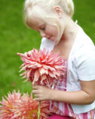 Meisje met dahlia