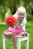 Meisje met dahlia