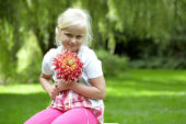 Meisje met dahlia