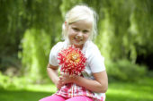 Meisje met dahlia