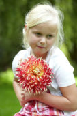 Meisje met dahlia