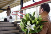 Man verwelkomd vrouw met bloemen