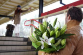Man verwelkomd vrouw met bloemen