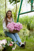 Dame met hortensia's