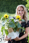 Vrouw met zonnebloemen