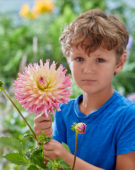 Jongetje met Dahlia Nenekazi bloem