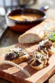 Bread with sauteed mushrooms