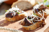 Bread with sauteed mushrooms