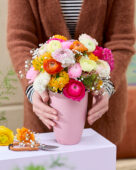 Gemengd dubbelbloemig Ranunculus boeket
Ranunculus Cappuccino
Ranunculus Elegance White
Ranunculus Elegance Hot Pink	
Ranunculus Elegance Orange
Ranunculus Pon Pon Merlino	
Ranunculus Pon Pon Fanny
Ranunculus Elegance Crema
Ranunculus Amandine Marshmallow