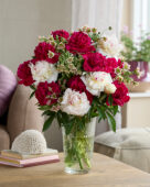 Gemengd boeket met pioenen