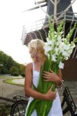 Vrouw met gladiolen