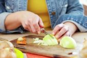 Cutting onion