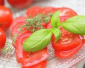 Verse basilicum op tomaten