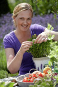 Vrouw tuiniert met kruiden