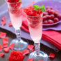 Gin cocktail met rozenblaadjes