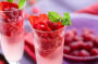 Gin cocktail met rozenblaadjes