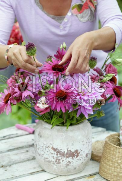 Maken van zomerboeket