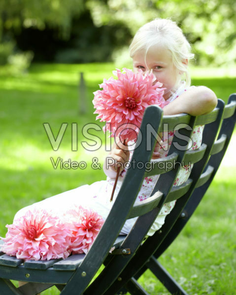 Meisje met dahlia