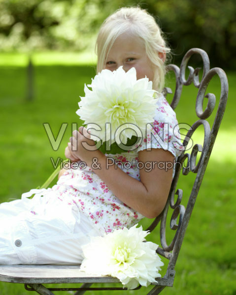 Meisje met dahlia