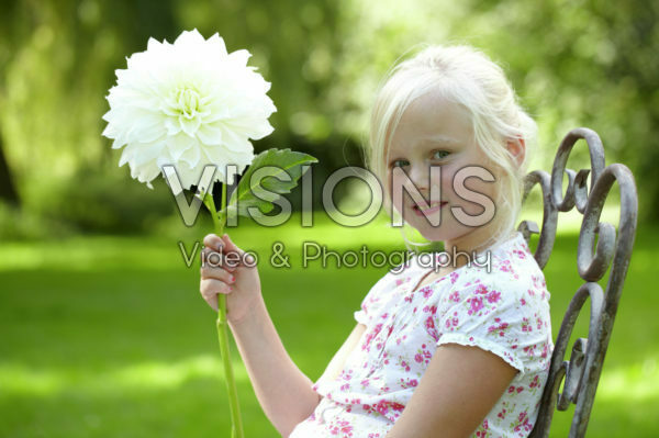 Meisje met dahlia