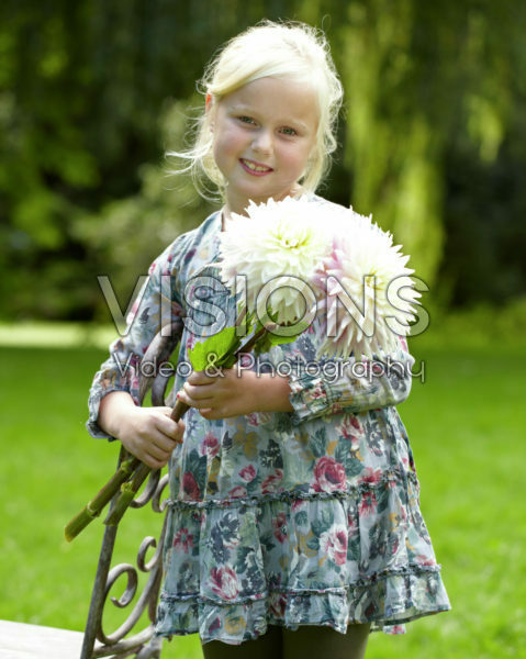 Meisje met dahlia