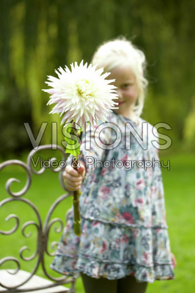 Meisje met dahlia