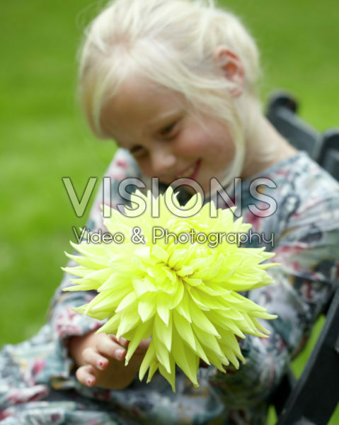 Meisje met dahlia