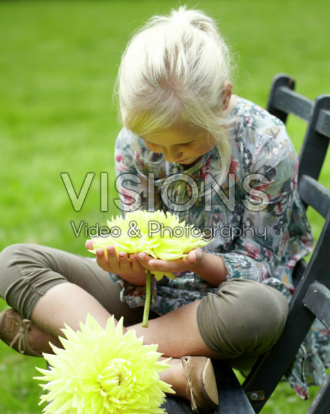 Meisje met dahlia