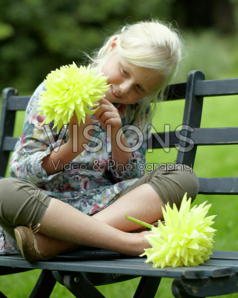 Meisje met dahlia