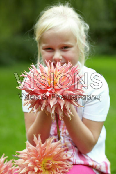 Meisje met dahlia