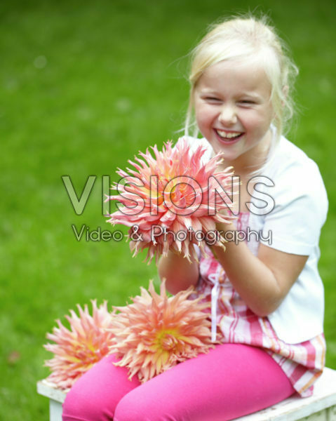 Meisje met dahlia