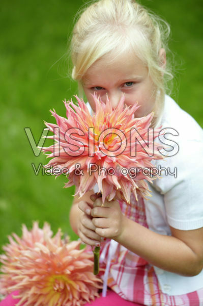 Meisje met dahlia