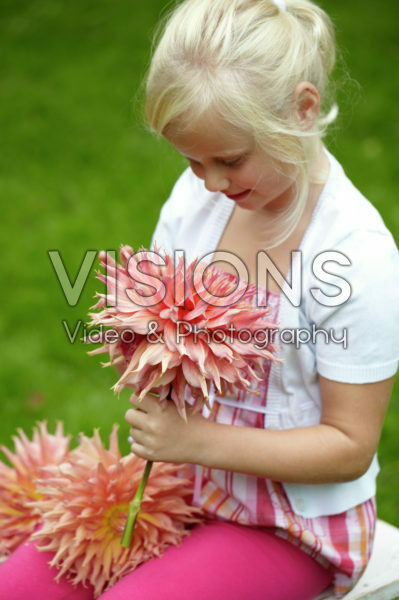 Meisje met dahlia