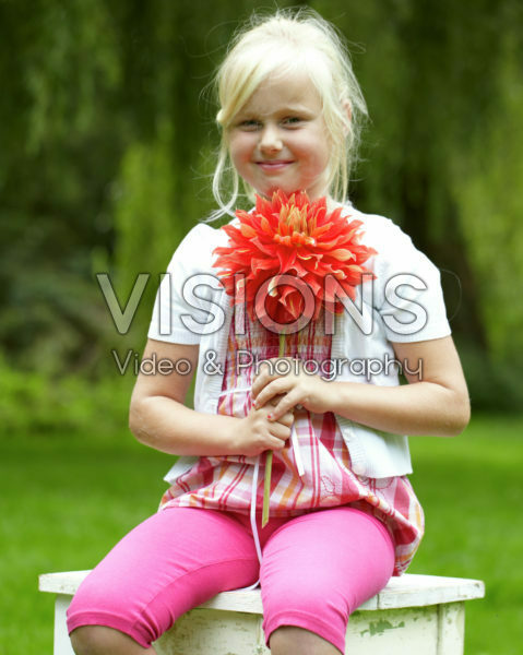 Meisje met dahlia