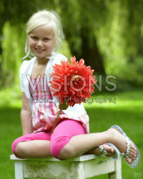 Meisje met dahlia