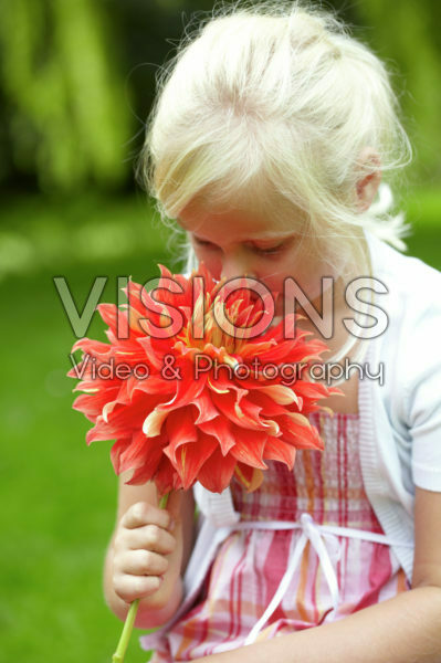 Meisje met dahlia