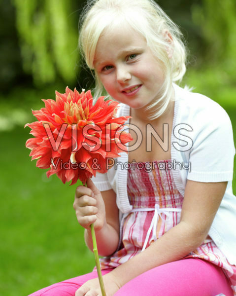 Meisje met dahlia