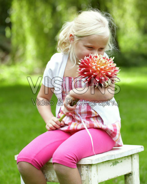 Meisje met dahlia