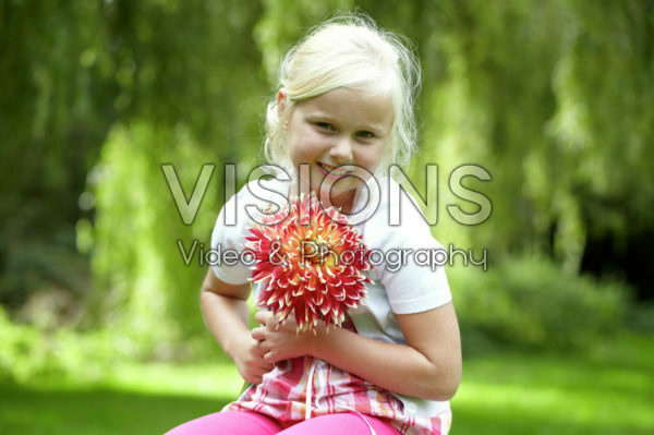 Meisje met dahlia