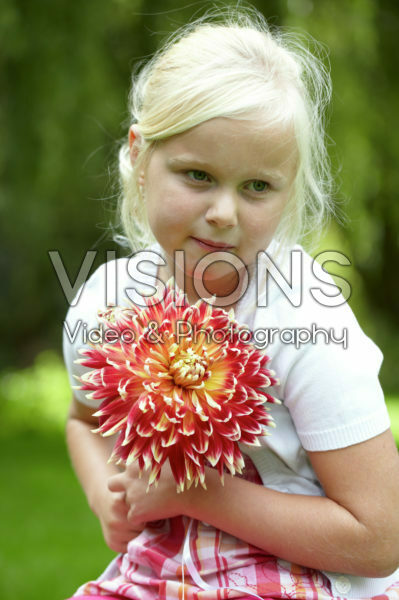 Meisje met dahlia