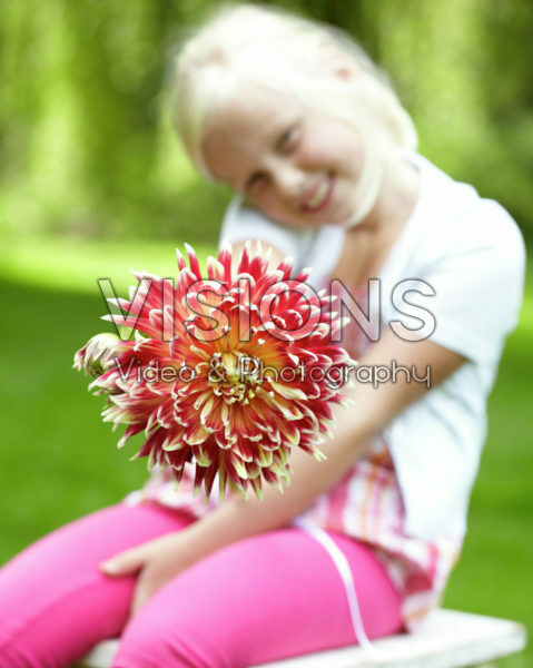 Meisje met dahlia