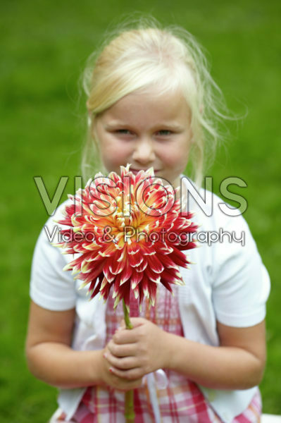 Meisje met dahlia