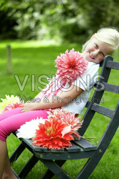 Meisje met dahlias